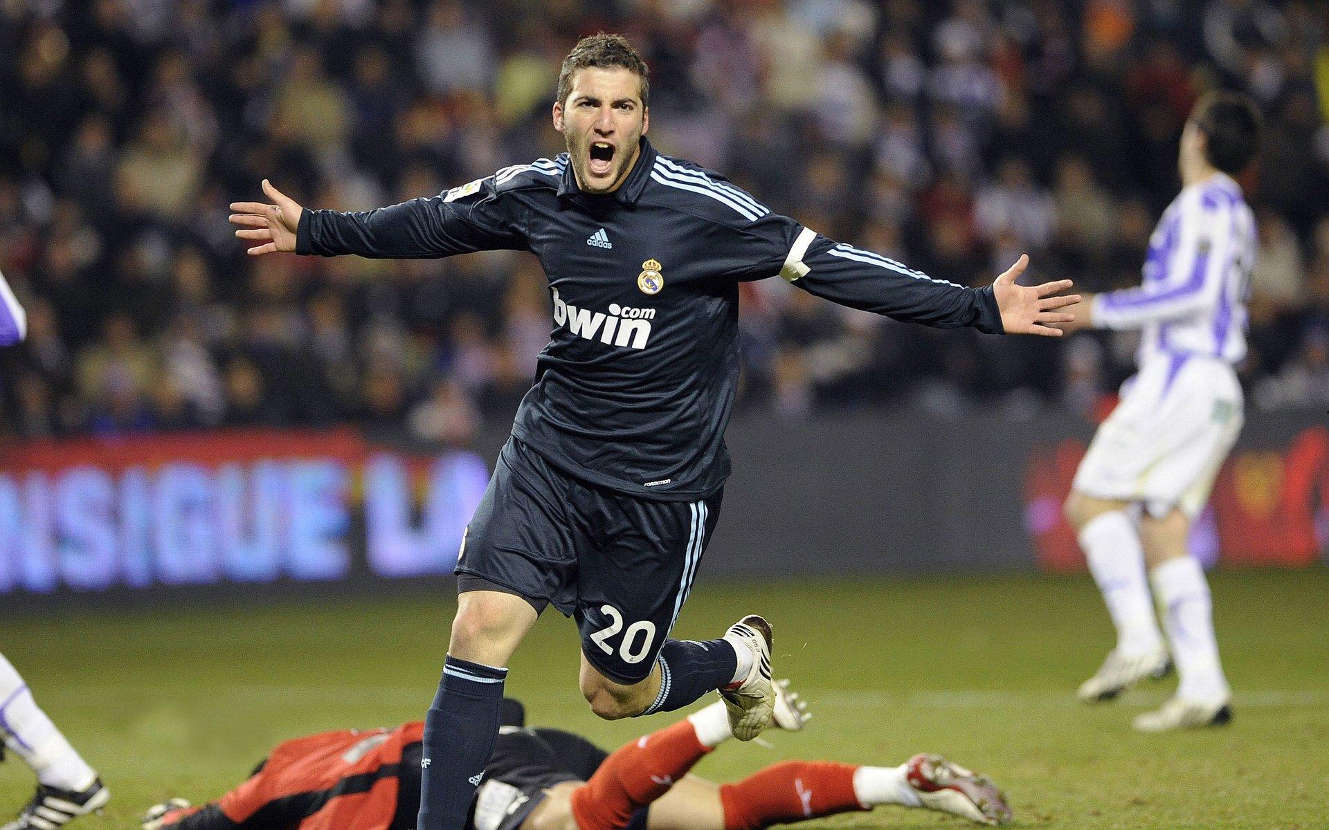 赖斯训练场大秀臀部颠球绝技，道曼模仿未遂遭塔帅无情打断